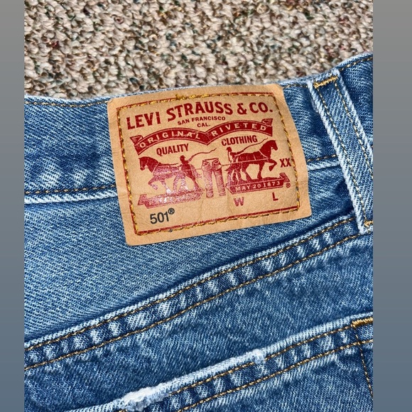 Levi’s 501 Jean Shorts - Picture 3 of 4